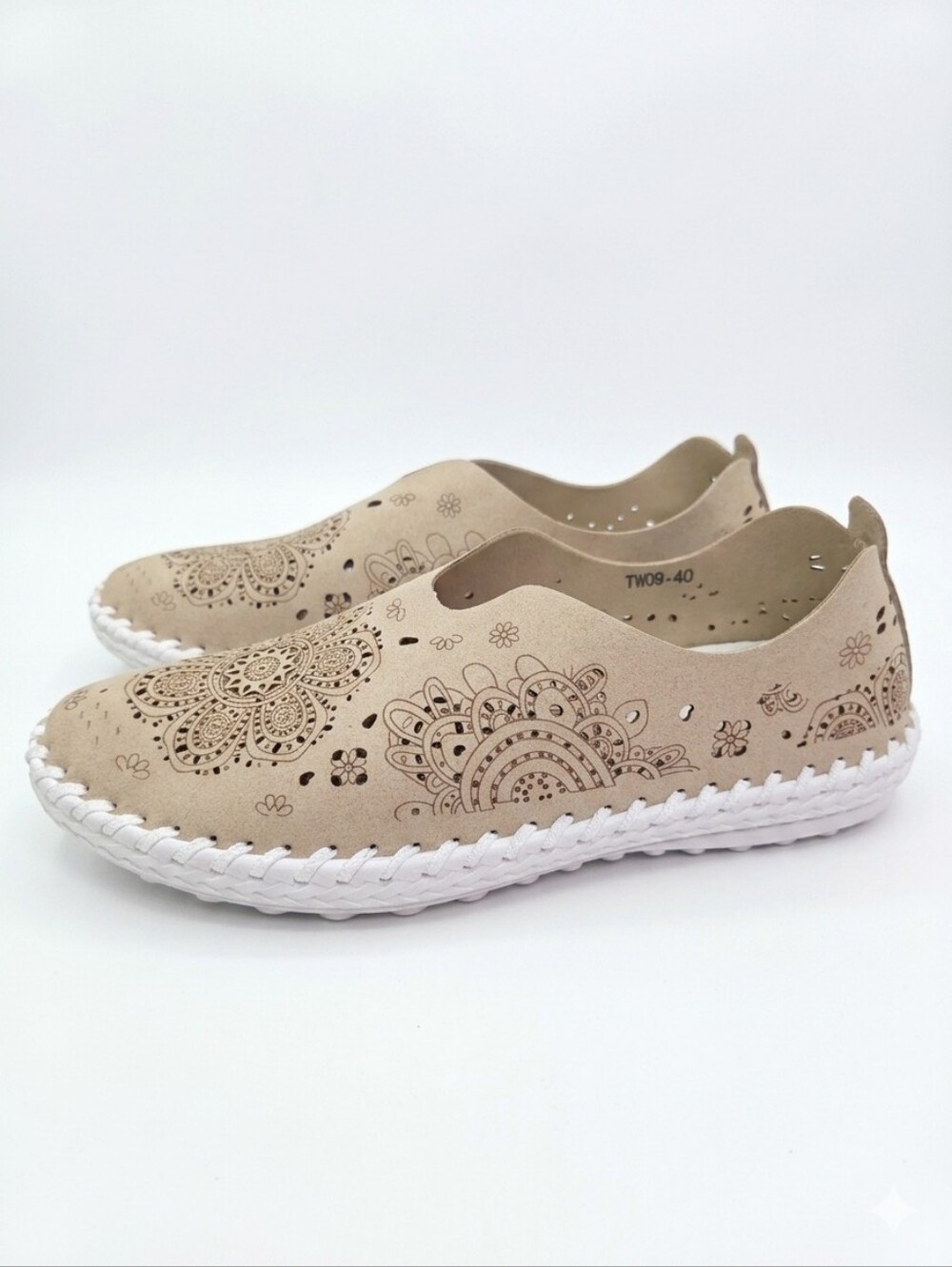 Bernie Mev TW09 Floral Leather Cutout Slip-On Flats Sz 40 ( 9.5 - 10 ) Nude NIB